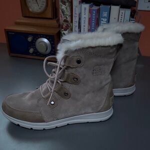 Sorel Women's taupe suede Boots with fur